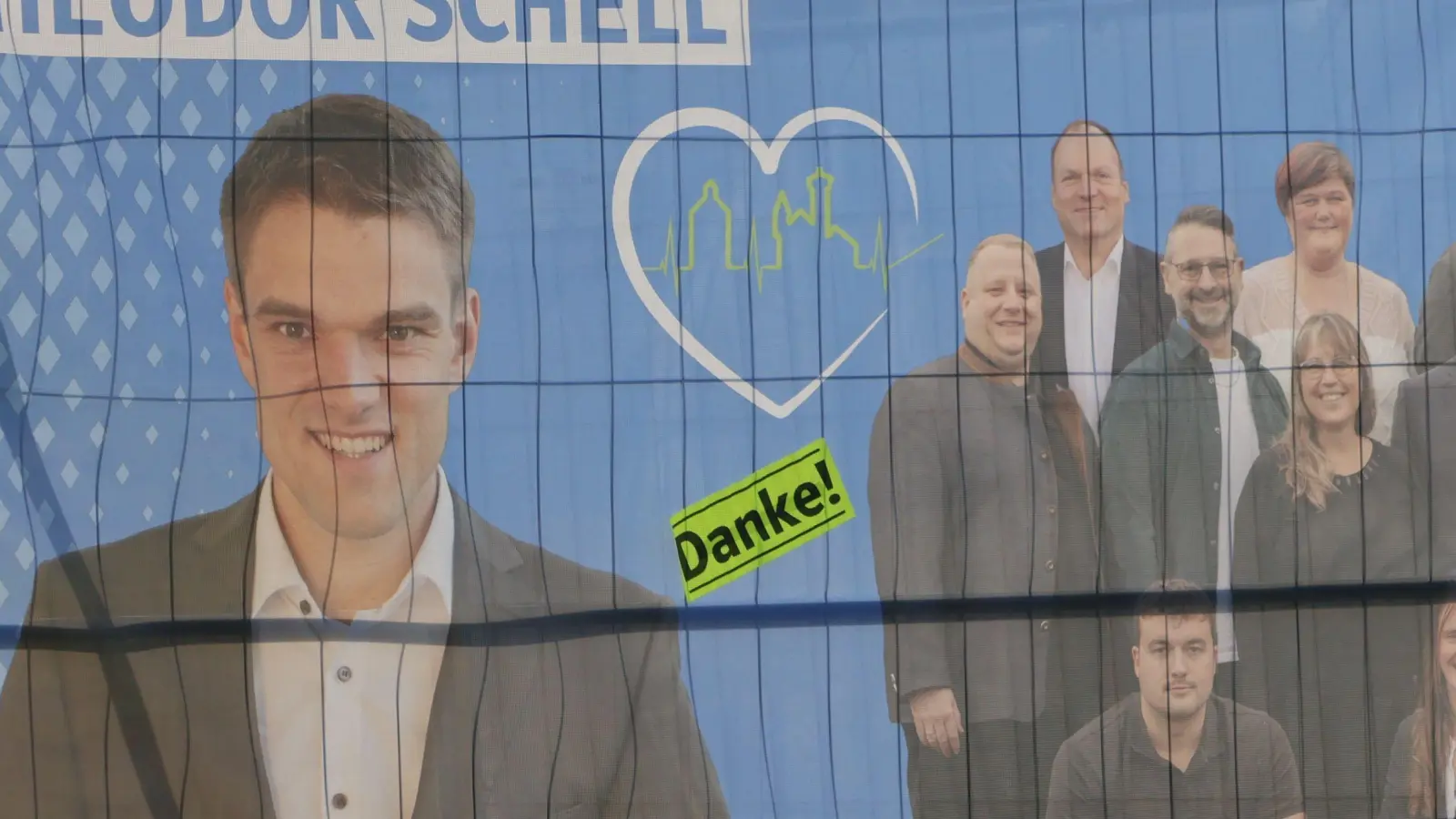 Die CSU hinter Gittern? Das ist nur ein optischer Effekt des auf einem Bauzaun angebrachten Transparents. In Wahrheit dürfte das Wahlergebnis für die Christsozialen befreiend gewesen sein, weshalb noch in der Nacht zum Montag ein „Danke” auf die Werbeplakate geklebt wurde. (Foto: Andreas Reum)