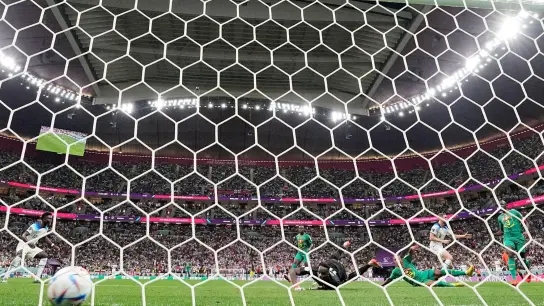Bei der Fußball-WM in Katar werden die zwei weiteren Halbfinalisten gesucht. (Foto: Frank Augstein/AP/dpa)