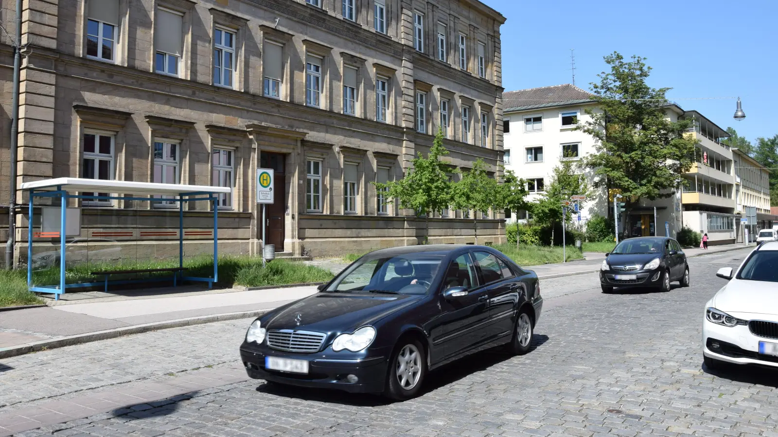 Mit rückwärtsfahrenden Elterntaxis soll vor der Karolinenschule künftig Schluss sein. (Foto: Florian Schwab)