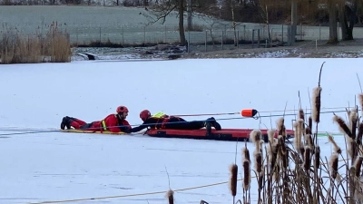 Die kühlen Temperaturen machen es möglich: Einsatzkräfte der Wasserwacht probten auf dem zugefrorenen Schleifweiher in Feuchtwangen den Ernstfall. (Foto: Wasserwacht/Bernd Häßlein)