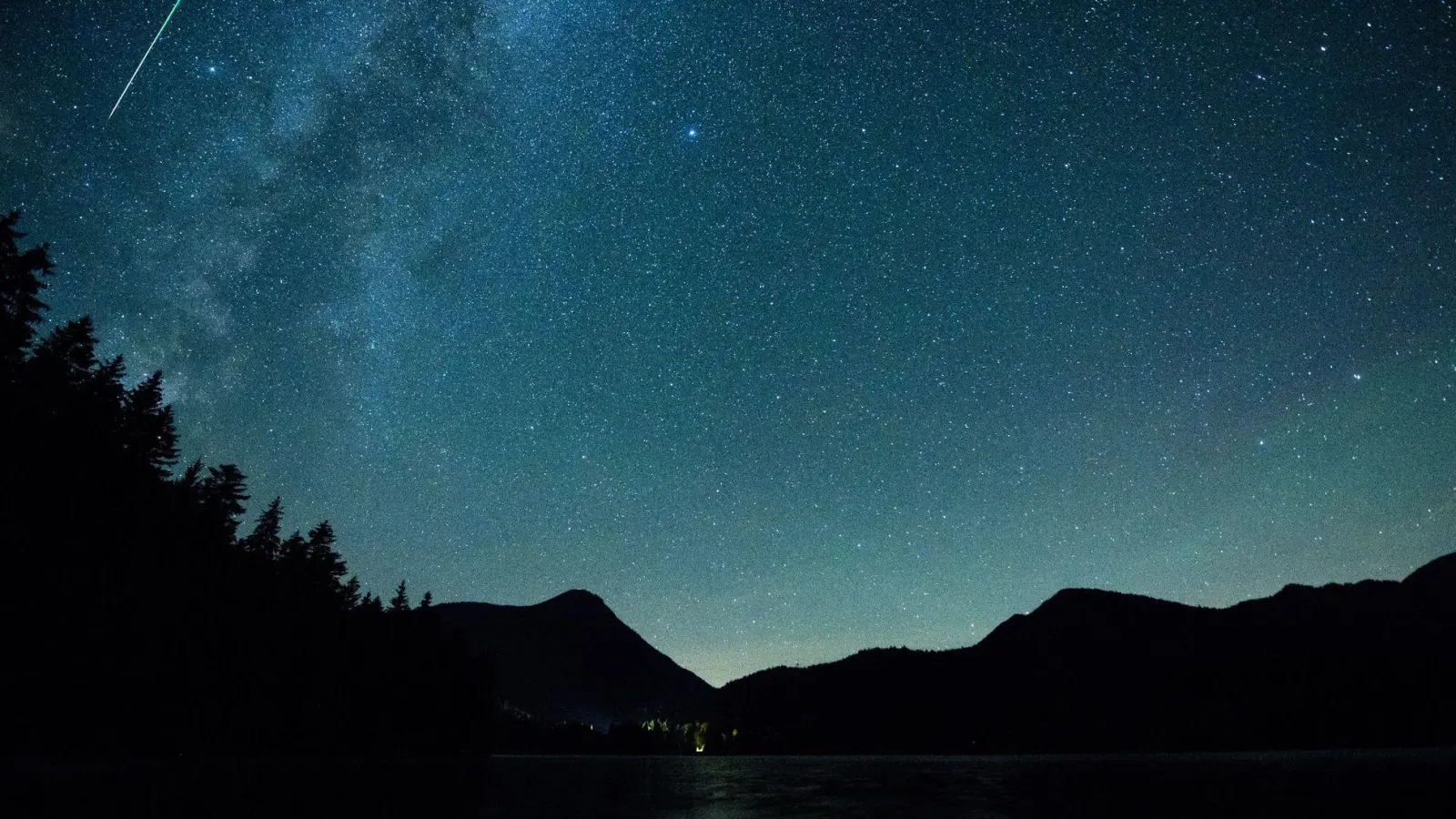 Sternschnuppen lassen sich am besten mit langen Belichtungszeiten und einer mittleren ISO-Zahl fotografieren. (Archivbild) (Foto: Matthias Balk/dpa/dpa-tmn)