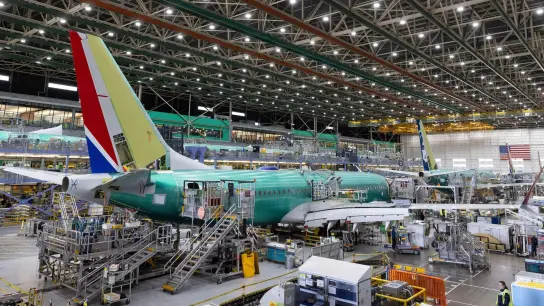 Boeing-Mitarbeiter arbeiten an der Endmontagelinie der 737 MAX im Boeing-Werk in den USA. (Foto: Ellen M. Banner/The Seattle Times pool via AP/dpa)