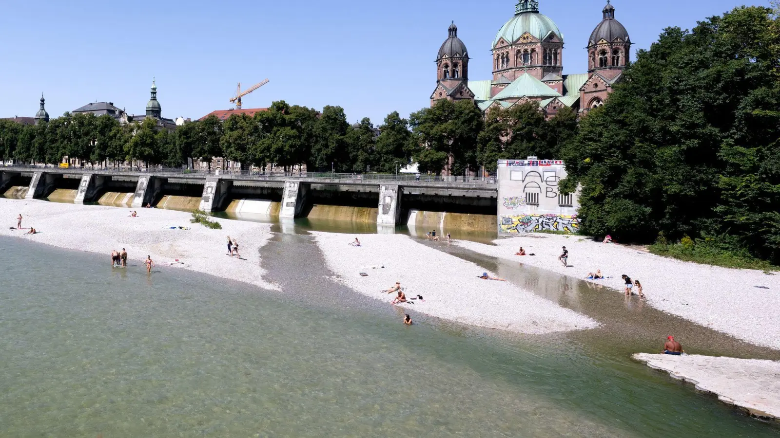Abkühlung gefällig? In der Isar in München ist das möglich.  (Foto: Sven Hoppe/dpa)