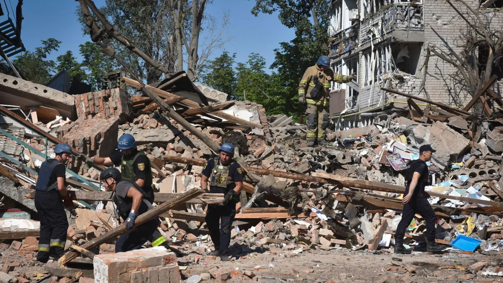 Ukrainische Rettungskräfte arbeiten nach einem russischen Angriff auf Orichiw in den Trümmern eines zerstörten Gebäudes. (Foto: Andriy Andriyenko/AP/dpa)