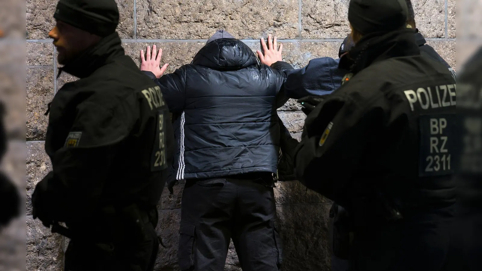 Die Bundespolizei kontrolliert am Hauptbahnhof in Hamburg. (Foto: Marcus Golejewski/dpa)