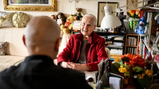 Helga Müller und Jan Römmler unterhalten sich am Esstisch bei einem Besuch. Unter der Motto „Jung trifft Alt” vermittelt der Verein „Freunde alter Menschen” Kontakte zwischen jungen und älteren Menschen. (Foto: Britta Pedersen/dpa)