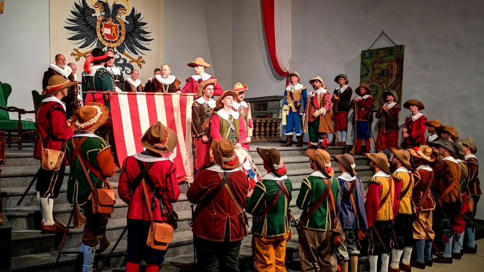 Über die Pfingsttage, also schon in gut zwei Monaten, steht für die Meistertrunk-Aktiven der Jahreshöhepunkt an. Das Foto entstand bei einer Festspiel-Aufführung 2022 und zeigt die Junge Schar, die auf ihren Einsatz eingeschworen wird. (Foto: Jürgen Binder)