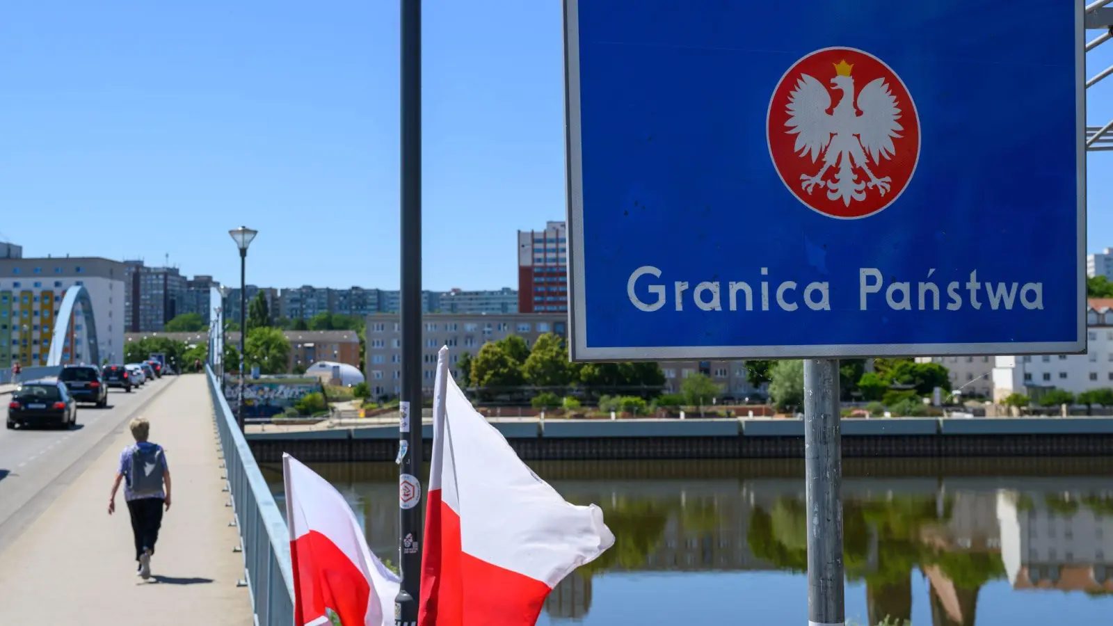 Der deutsch-polnische Grenzübergang Stadtbrücke zwischen Frankfurt (Oder) und Slubice. Polens Regierung rechnet mit Behinderungen des Grenzverkehrs durch die am Montag beginnenden Kontrollen an der Grenze. (Archivbild) (Foto: Patrick Pleul/dpa)