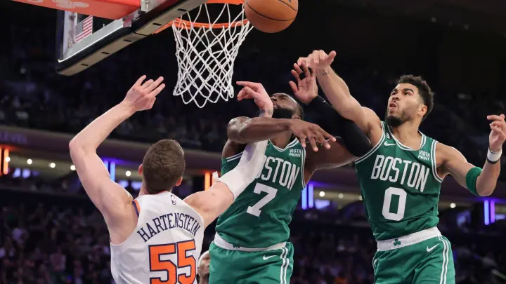 Celtics-Forward Jayson Tatum (0) blockt den Ball von New York Knicks-Center Isaiah Hartenstein (55), während Jaylen Brown (7) verteidigt. (Foto: Jessie Alcheh/AP/dpa)
