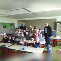 Stolz präsentierten die Mädchen und Jungen der Klasse 1a der Grund- und Mittelschule Feuchtwangen-Stadt ihre Mini-Fußbälle. Diese hatten sie zuvor vom Vorsitzenden des Fördervereins der Bildungsstätte, Wolfram Badewitz, und von Schulleiterin Andrea Pöschl überreicht bekommen. (Foto: Jasmin Kiendl)