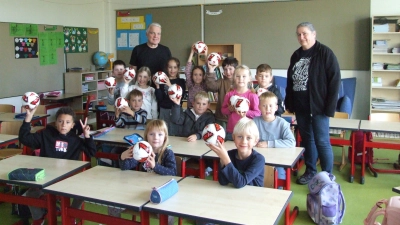 Stolz präsentierten die Mädchen und Jungen der Klasse 1a der Grund- und Mittelschule Feuchtwangen-Stadt ihre Mini-Fußbälle. Diese hatten sie zuvor vom Vorsitzenden des Fördervereins der Bildungsstätte, Wolfram Badewitz, und von Schulleiterin Andrea Pöschl überreicht bekommen. (Foto: Jasmin Kiendl)