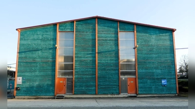 In dieser Lagerhalle soll demnächst Padel-Tennis gespielt werden können. (Foto: Karl-Heinz Gisbertz)