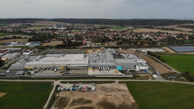 Der Merck-Standort in Schnelldorf in aktueller Momentaufnahme einer Drohne von oben: Die Bauarbeiten zur umfassenden Erweiterung gehen in großen Schritten voran. Die vollständige Eröffnung wird 2024 sein. (Foto: Merck)