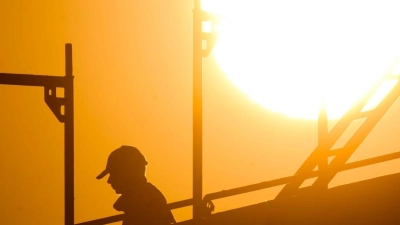 Wer im Job viel Zeit an der frischen Luft verbringt, sollte an den Sonnenschutz denken. (Foto: Julian Stratenschulte/dpa)
