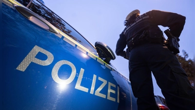 Polizisten fordern den Mann mehrere Male auf, von der Fassade wieder herunterzuklettern. (Symbolbild) (Foto: Marijan Murat/dpa)