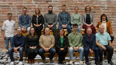 Der Bürgerblock Lehrberg hat die Kandidatinnen und Kandidaten für die Kommunalwahl nominiert. Angeführt wird die Liste von Bürgermeisterin Renate Hans (vordere Reihe, Mitte), die sich um eine dritte Amtszeit als Bürgermeisterin bewirbt.  (Foto: Thomas Gasche)