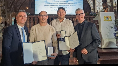 Der Feuchtwanger Markus Soldner (2. v. l.) und Michael Dietrich (2. v. r.) aus Ansbach haben gemeinsam eine Frau aus Lebensgefahr gerettet. Zur Verleihung der Christophorus-Medaille gratulierten Bürgermeister Patrick Ruh (r.) und dritter Bürgermeister Herbert Lindörfer persönlich. (Foto: privat)