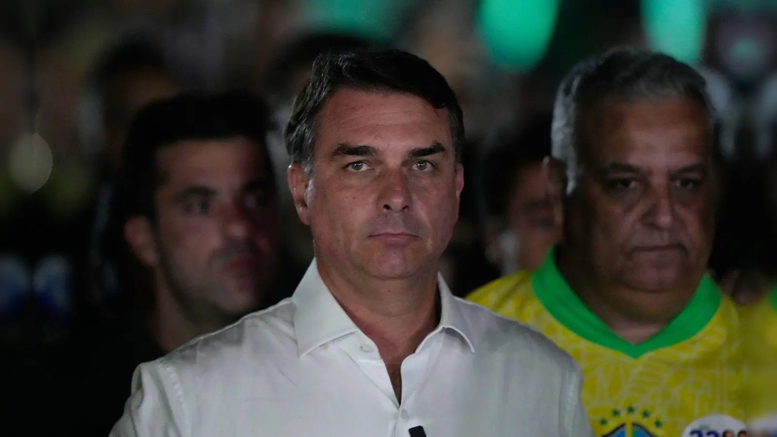 Flávio Bolsonaro hat die Präsidentenwahl verloren - und nun offenbar das Land verlassen. (Foto: Eraldo Peres/AP/dpa)