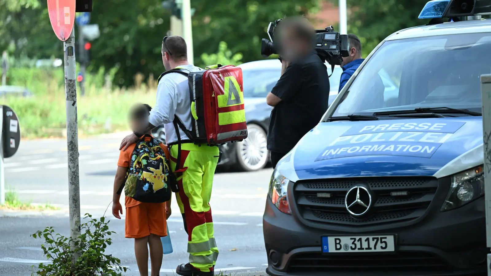 . Ein Auto ist in Berlin-Wedding in eine Menschengruppe gefahren. (Foto: Annette Riedl/dpa)
