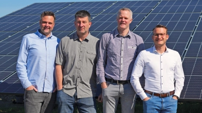 Die Vorstandsmitglieder der Genossenschaft Bürger-Energie Aurach (von links): Johannes Riegel, Stephan Weikl und Andreas Kocher zusammen mit Bürgermeister Simon Göttfert beim Ortstermin. (Foto: Werner Wenk)