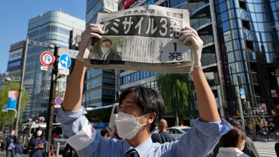 Ein Mann verteilt in Tokio eine Sonderausgabe der Zeitung Yomiuri, in der über die jüngsten Raketenstarts Nordkoreas berichtet wird. (Foto: Shuji Kajiyama/AP/dpa)