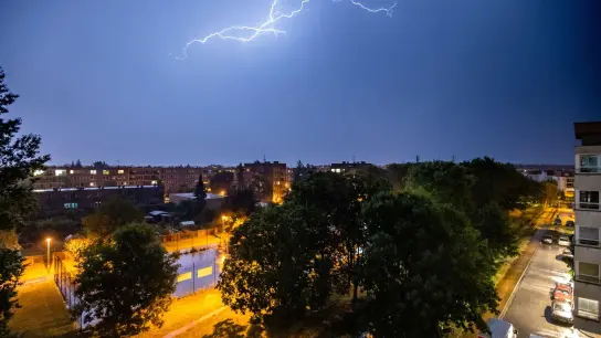 Ein Blitz erhellt den Nachthimmel während eines Unwetters: Starke Regenfälle und Gewitter haben in Tschechien zu Unfällen und Überschwemmungen geführt. (Foto: Taneèek David/CTK/dpa)
