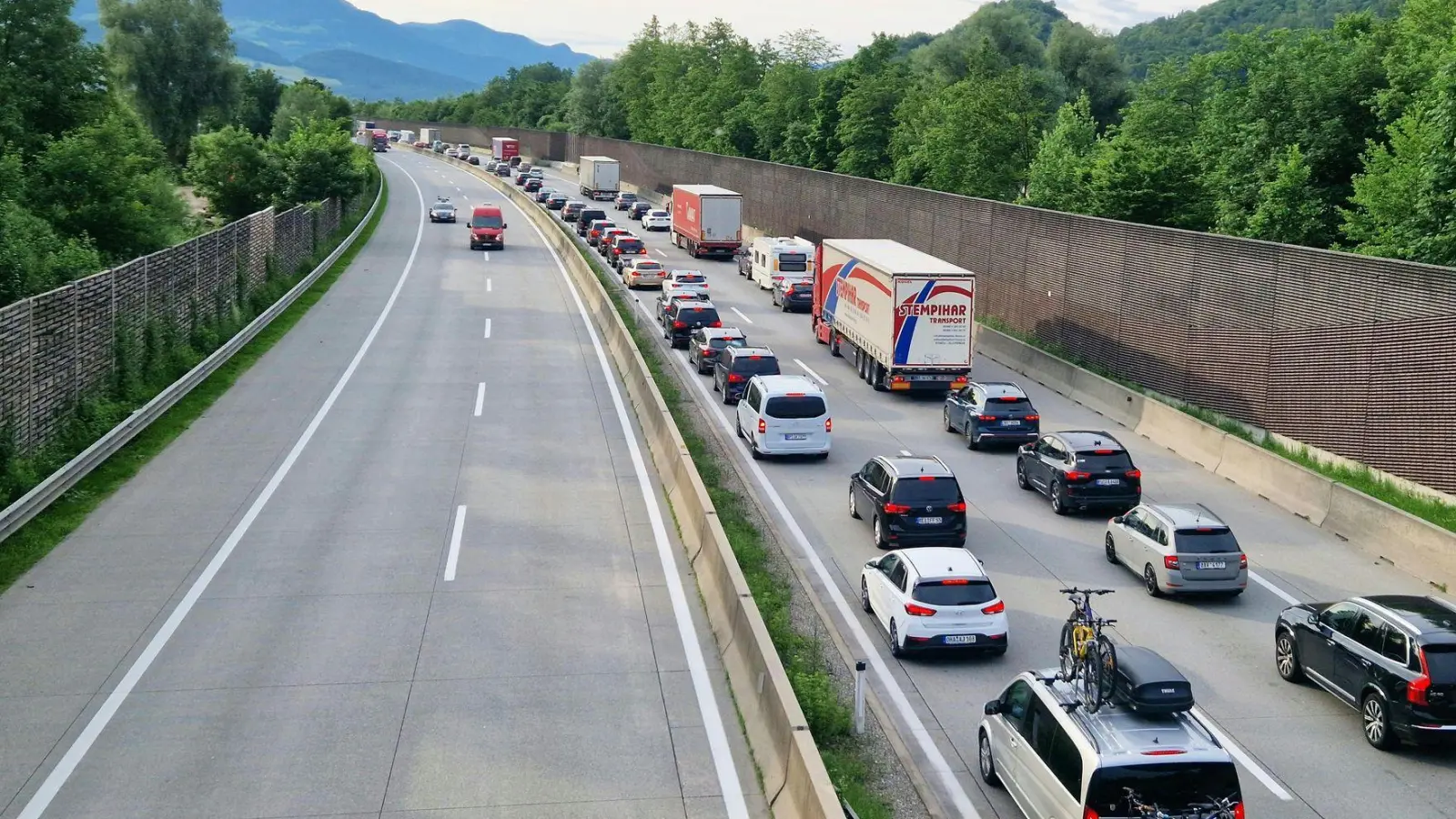 Die Blechlawine wälzt sich Richtung Süden. (Foto: Bernhard Niederhauser/APA/dpa)