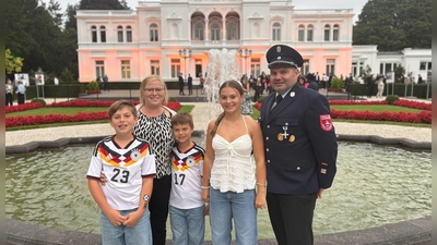 Jürgen Bär mit Tochter Hannah, seinen Söhnen Kai und Jan sowie Ehefrau Elke im Park der Villa Hammerschmidt in Bonn. (Foto: privat)