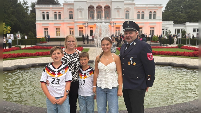 Jürgen Bär mit Tochter Hannah, seinen Söhnen Kai und Jan sowie Ehefrau Elke im Park der Villa Hammerschmidt in Bonn. (Foto: privat)