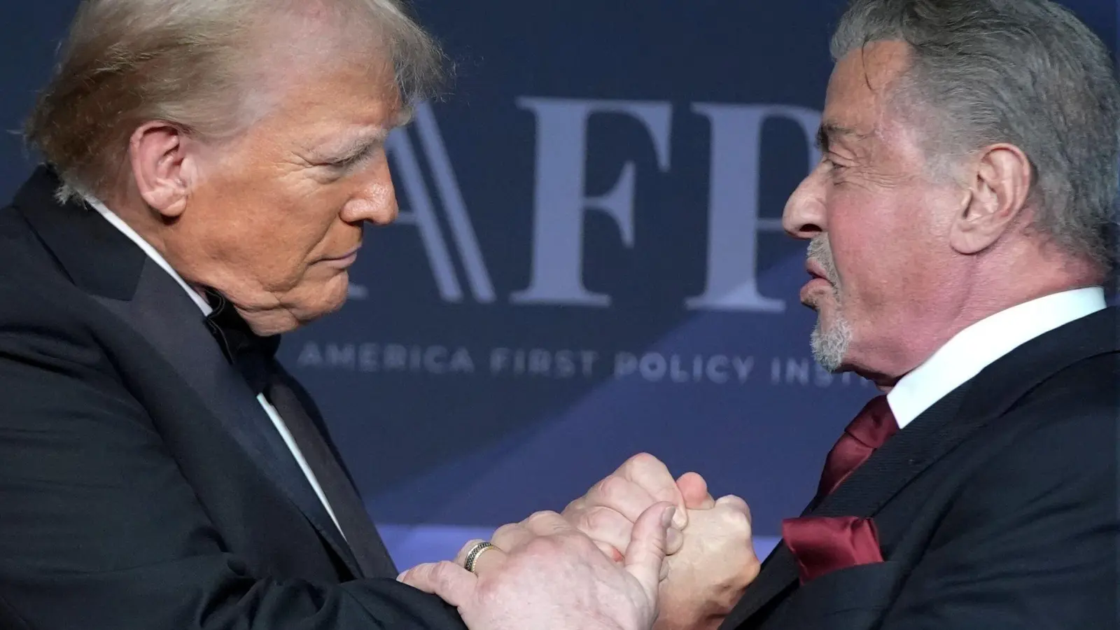 Zwei, die sich gern haben: US-Präsident Donald Trump und Actionfilm-Ikone Sylvester Stallone, (Archivbild) (Foto: Alex Brandon/AP/dpa)