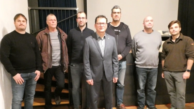 Gehen in den Wahlkampf: der erneut für das Bürgermeisteramt kandidierende Markus Bauer (vorne, Mitte) sowie die Gemeinderatskandidaten Markus Spatz, Roland Vanzuyt, Michael Wüst, Christian Ohlmann, Mario Zitzke und Viktor von Süßkind (von links). (Foto: Walter Oberhäußer)