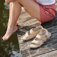 Komfort trifft Mode: Trekkingsandalen gelten als umstrittener, aber heißer Schuhtrend für Sommer 2026 – praktisch auch für Kurztrips mit wenig Platz im Gepäck. (Foto: -/Birkenstock/dpa-tmn)