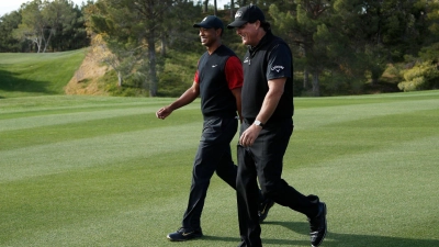 Phil Mickelson (r) und Tiger Woods bei einem Turnier in Las Vegas im Jahr 2018. (Foto: John Locher/AP/dpa)