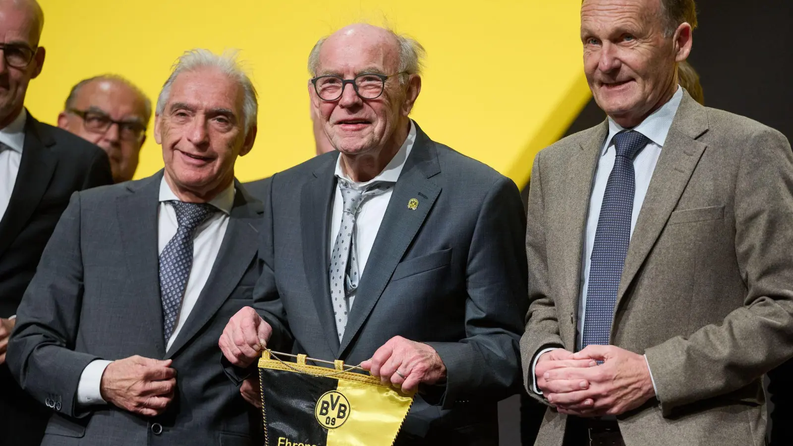 BVB-Präsident Lunow (l) macht den Weg für Watzke (r) frei. (Archivfoto) (Foto: Bernd Thissen/dpa)
