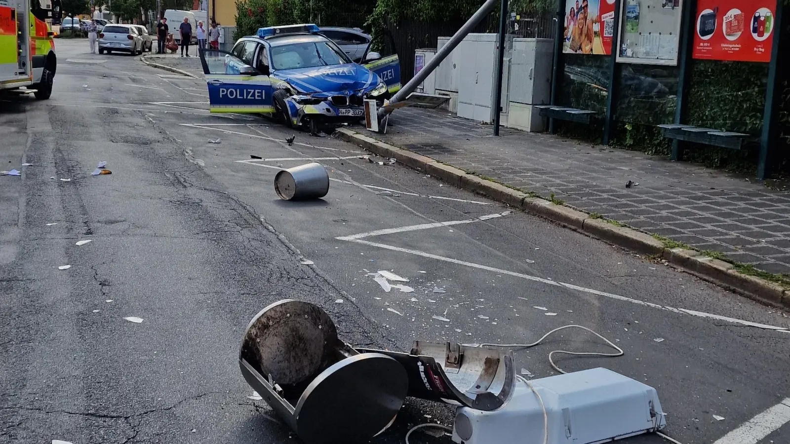 Bei dem Unfall in der Bahnhofstraße entstand ein Sachschaden von rund 60.000 Euro. (Foto: Johann Schmidt)
