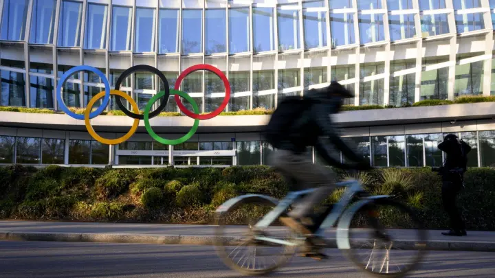 Die Rückkehr russischer und belarussischer Sportler liegt nach dem IOC-Votum wieder in den Händen der Weltverbände. (Foto: Laurent Gillieron/KEYSTONE/dpa)