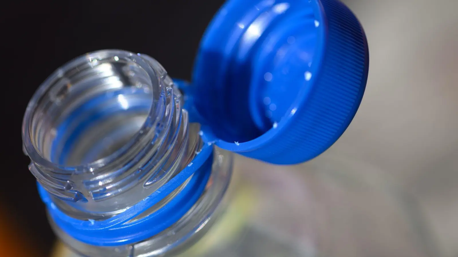 Tethered Caps sind Verschlüsse, die fest mit der Verpackung verbunden sind und auch nach dem Öffnen dort befestigt bleiben. (Archivbild) (Foto: Robert Michael/dpa)