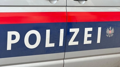 Der Schriftzug „Polizei” auf einem österreichischen Polizeiauto. (Foto: Matthias Röder/dpa)