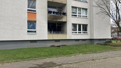 Spuren des Wohnungsbrands an der Fassade.  (Foto: Polizei Mettmann/dpa)