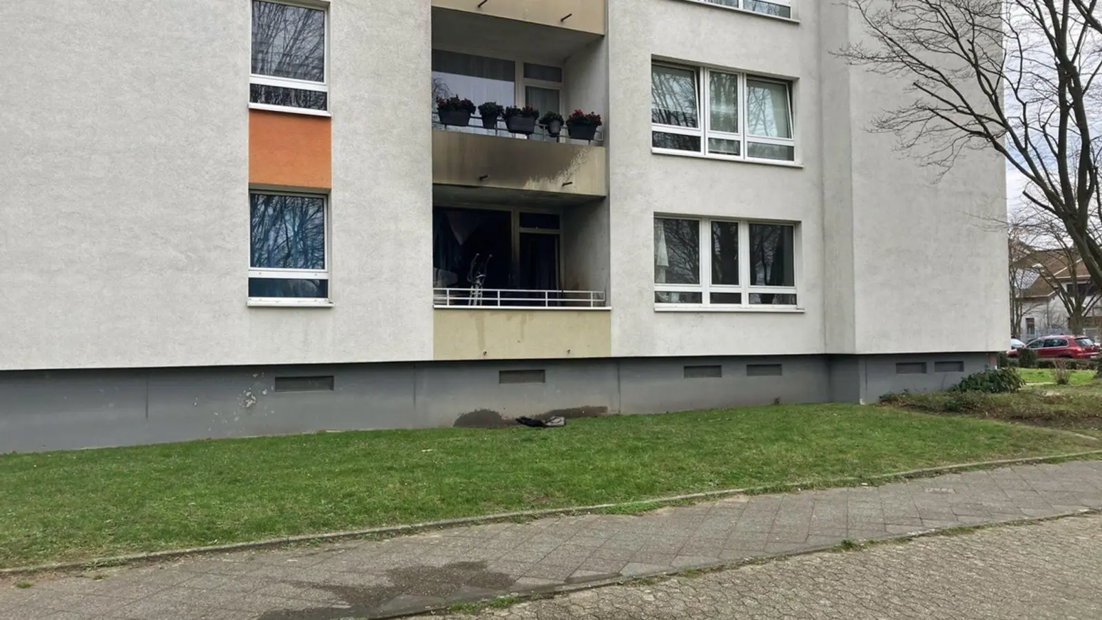 Spuren des Wohnungsbrands an der Fassade.  (Foto: Polizei Mettmann/dpa)