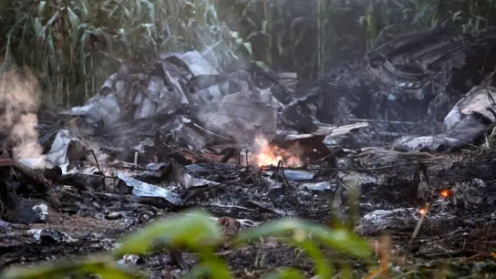 Die Trümmer des abgestürzten Antonow-Frachtflugzeugs. (Foto: Giannis Papanikos/AP/dpa)