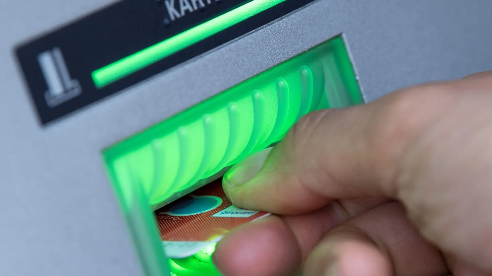 Statt Geld abzuheben, hat der Mann seine Wut an dem Bankautomaten ausgelassen. (Foto: Fabian Sommer/dpa)
