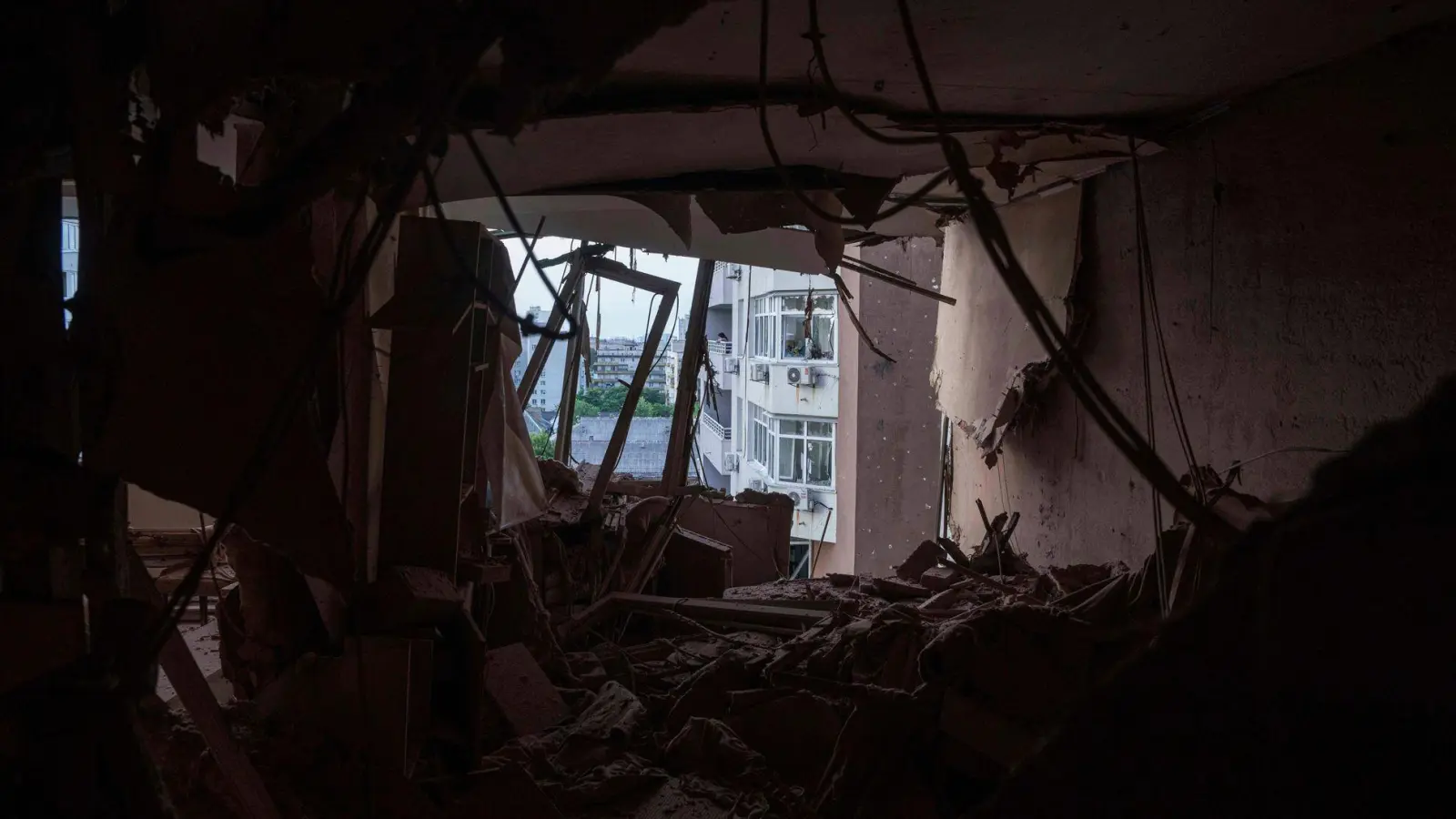 Immer wieder greift Russland auch Kiew an. (Foto: Evgeniy Maloletka/AP/dpa)