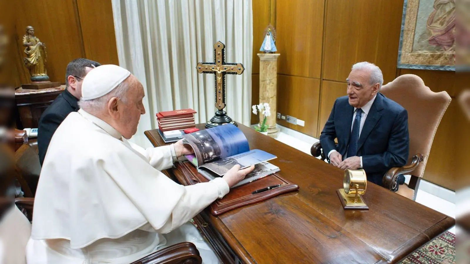 Papst Franziskus (l) empfängt den US-amerikanischen Regisseur Martin Scorsese zu einer Audienz. (Foto: Vatican Media/dpa)