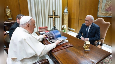 Papst Franziskus (l) empfängt den US-amerikanischen Regisseur Martin Scorsese zu einer Audienz. (Foto: Vatican Media/dpa)