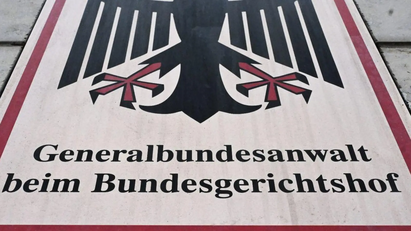 Ein Hinweisschild mit Bundesadler und dem Schriftzug „Generalbundesanwalt beim Bundesgerichtshof“. (Foto: Uli Deck/dpa/Symbolbild)