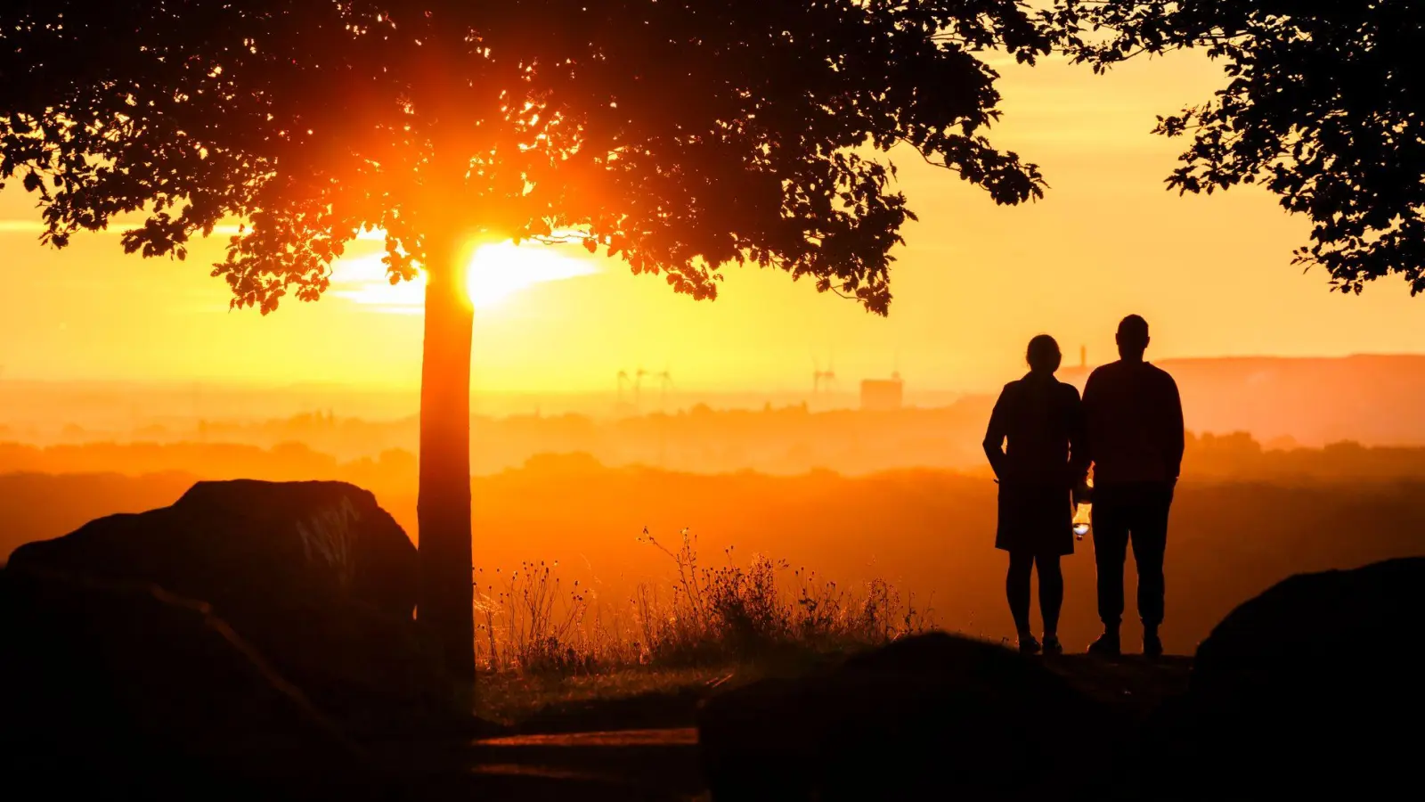 Bei der quälenden Frage, ob man sich nach dem Verlust neu verlieben darf, kann es helfen, sich vorzustellen, was der oder die Verstorbene dazu sagen würde.  (Foto: Julian Stratenschulte/dpa/dpa-tmn)