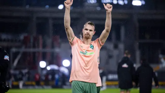 Hat seinen Vertrag bei Werder Bremen verlängert: Christian Groß. (Foto: Tom Weller/dpa)