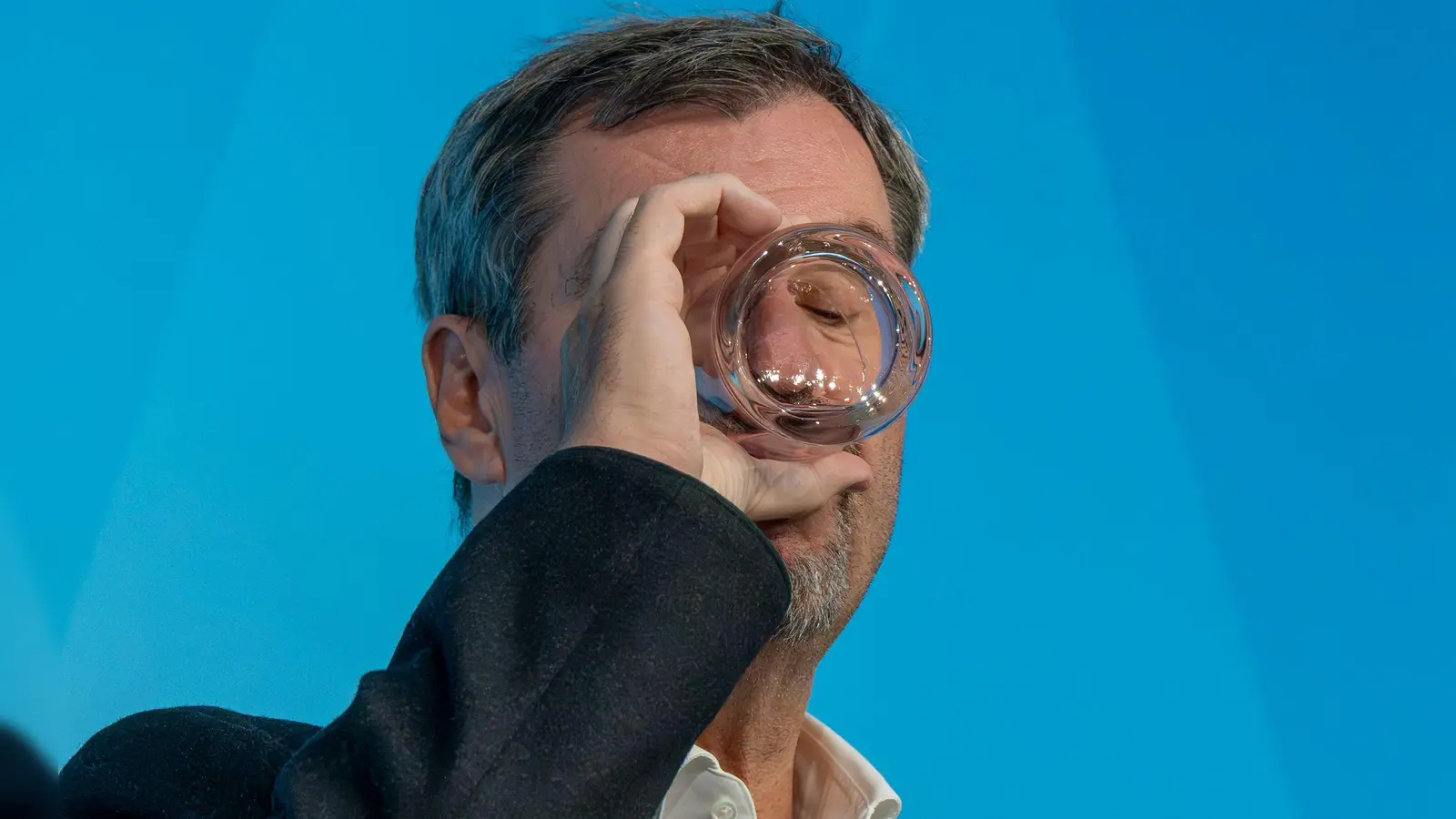 Wasser kostet in Bayern künftig etwas mehr - das hat das Kabinett von Markus Söder beschlossen. (Foto: Peter Kneffel/dpa)