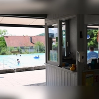 Im Weihenzeller Freibad ist es für das Personal schwierig, alleine alles im Blick zu haben. Das Kassenhäuschen (hier rechts) wird abgerissen. (Foto: Luca Paul)